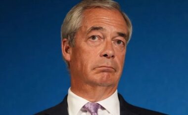 Farage: Kush mbërrin me gomone, do arrestohet dhe do dëbohet nga Britania