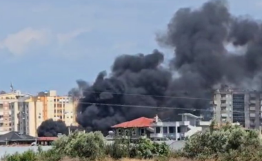 Digjen trarët e hekurudhës Fier-Vlorë, tymi mbulon qytetin
