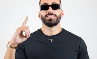 FOTO/ Partnerja e re nuk po i ndahet Jozit, shfaqet krah tij këtë herë me portret