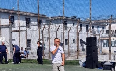 Koncert… në burgun e Fushë-Krujës! G- Bani këndon për të burgosurit, shoqërohet edhe nga Valbona