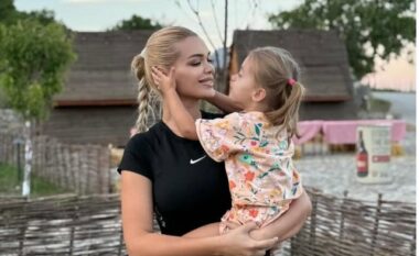 “Ne të dyja”- Më të lumtura e kurrë, Eni Koçi ndan fotot e ëmbla me vajzën e saj! Ja ku shfaqen nënë e bijë