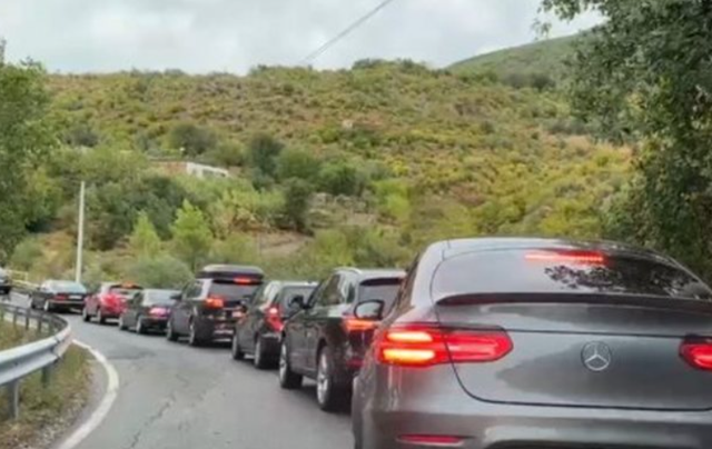Moti i keq largon pushuesit nga plazhet dhe bregdeti, trafik i rënduar në akset Shkodër- Lezhë dhe Lezhë-Milot