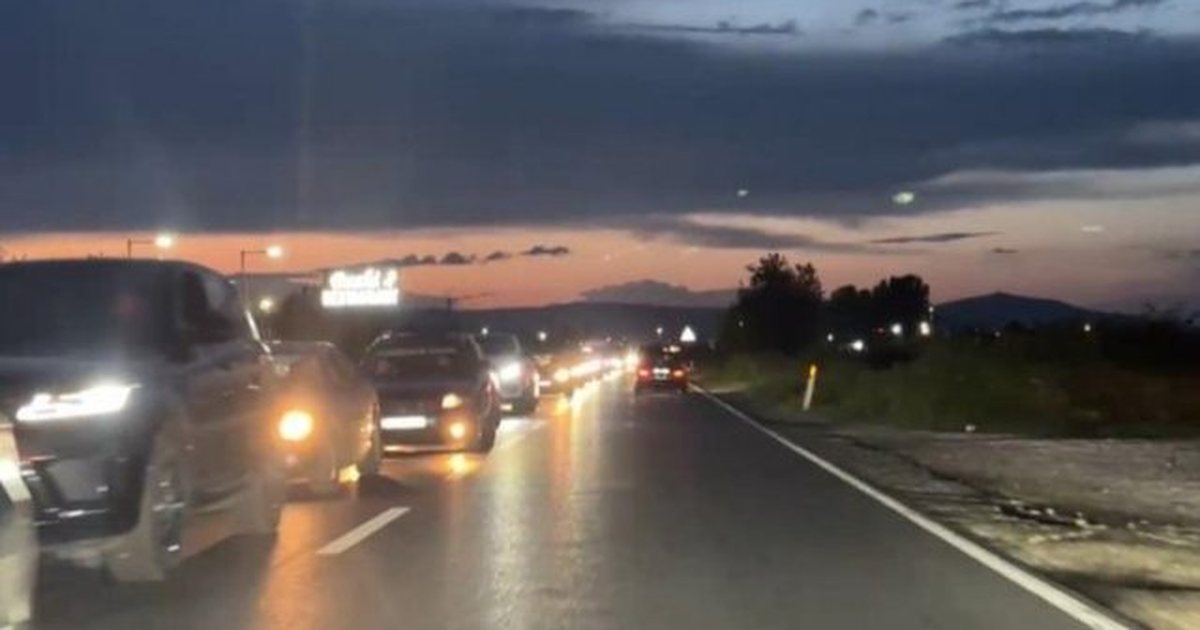 Kaos në Lezhë, makinat bllokohen më shumë se 6 orë në akset e plazheve të Tales, Shëngjinit dhe Velipojës