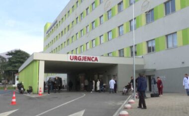 Tentoi vetëvrasjen duke pirë dozë të lartë medikamentesh, përfundon në spital 16-vjeçarja