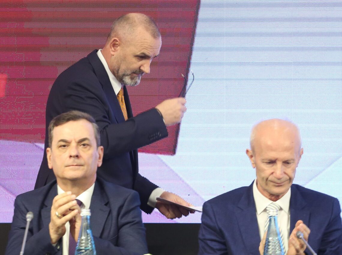 Tre vite burg nëse tallesh dhe përbuz “udhëheqësit”