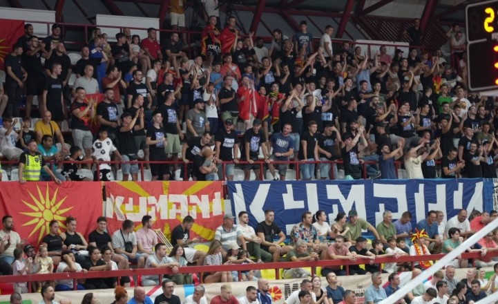 Skandal/ Thirrje raciste antishqiptare në ndeshjen e basketbollit Maqedoni e Veriut-Rumani (VIDEO)
