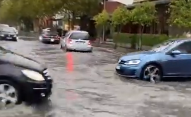 Stuhia dhe era e fortë mbërthen Shqipërinë/ Përmbytet Durrësi, ujrat e zeza dalin në sipërfaqe (VIDEO)