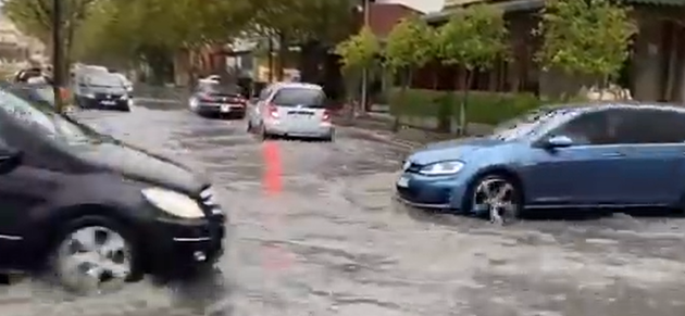 Stuhia dhe era e fortë mbërthejnë Shqipërinë, përmbytet Durrësi (VIDEO)