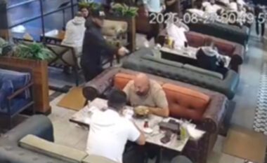 Pamje tronditëse/ 17-vjeçari ekzekuton me armë ish-presidentin e ekipit të futbollit në mes të lokalit (VIDEO)