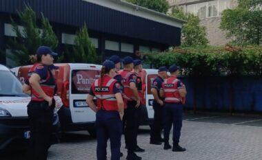 Policia e Shtetit rrethon News24, kërkon nxjerrjen me forcë nga ambientet, gazetarëve u ndalohet hyrja në redaksi