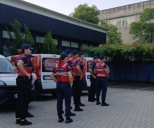 Policia e Shtetit rrethon News24, kërkon nxjerrjen me forcë nga ambientet, gazetarëve u ndalohet hyrja në redaksi