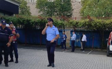 News24 prej 2 orësh nën rrethim, policia dërpret edhe energjinë elektrike (VIDEO)