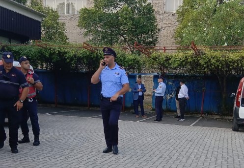 News24 prej 2 orësh nën rrethim, policia dërpret edhe energjinë elektrike (VIDEO)