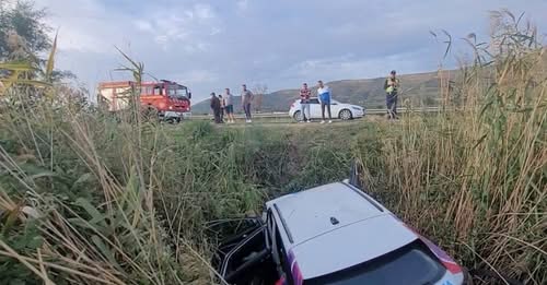 Aksident masiv në Bulqizë/ Katër makina përfundojnë në kanal, raportohet për disa të plagosur