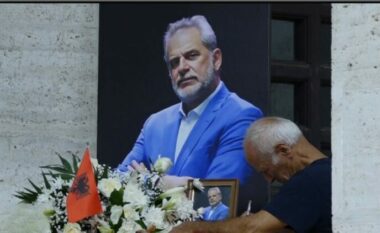 U nda papritur nga jeta, nisin homazhet në nderim të gazetarit Artur Zheji