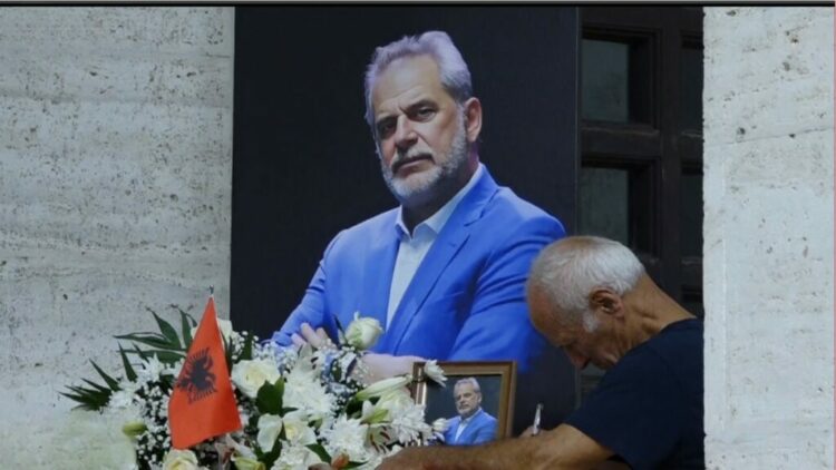 U nda papritur nga jeta, nisin homazhet në nderim të gazetarit Artur Zheji