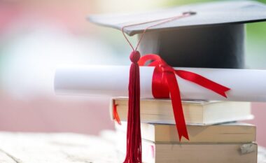 Shqipëria rrezikon të mbetet pa titullin “doktor”, numri i diplomave të doktoraturave ra me 73% në 2024