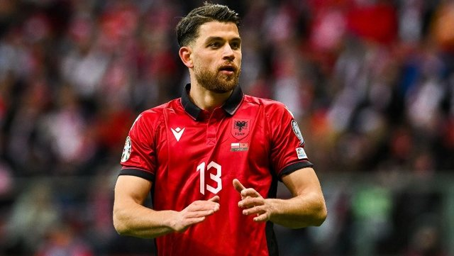 Nga grekët punëtorë te krenaria e shqiptarit dhe idhujt Ramos e Brajant. Rrëfimi special i Enea Mihajt: Nëse nuk do isha futbollist…