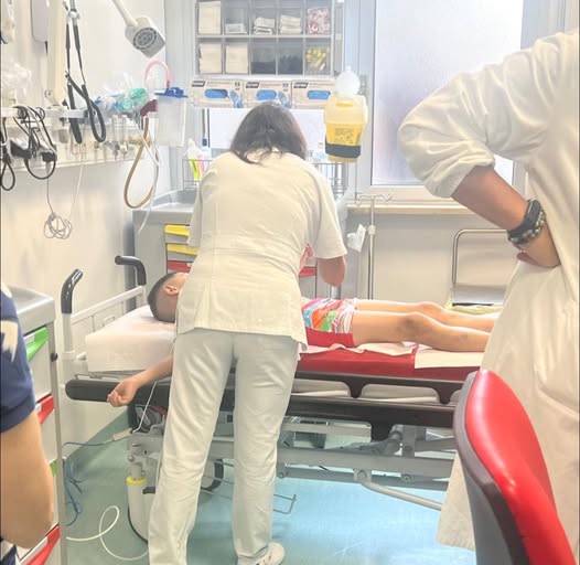 Elvis Naçi jep lajmin e mirë: Vëllai i dy motrave që humbën jetën nga aksidenti në Sarandë, arriti në spitalin Bambino Gesu në Romë bashkë me nënën