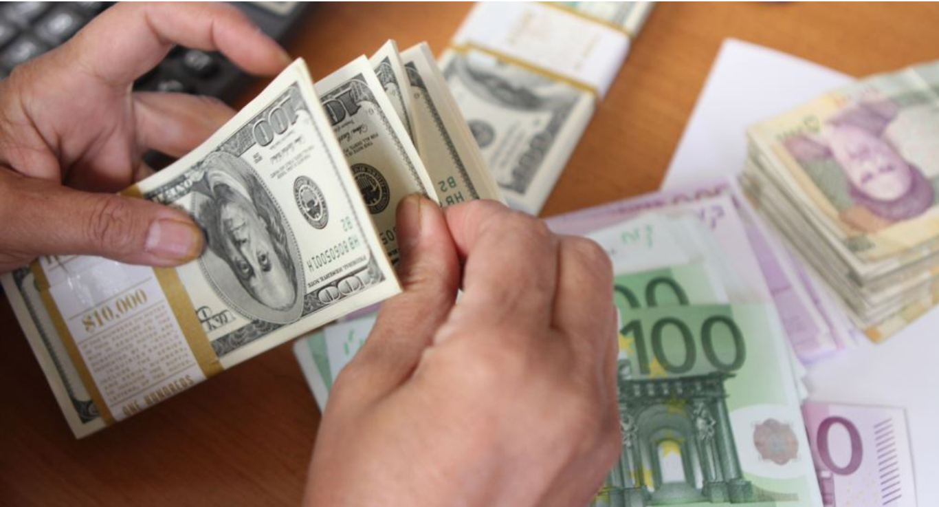 Këmbimi valutor/ Çfarë po ndodh me monedhat e huaja? Me sa po blihen dhe shiten dollari dhe euro