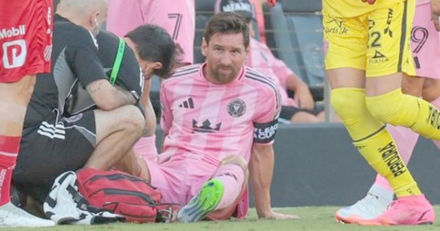 Alarm te Inter Miami/ Leo Messi lë fushën i dëmtuar pas 11 minutash lojë