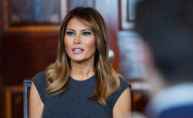 Melania Trump i dërgoi letër Vladimir Putin, iu dorëzua personalisht nga presidenti Donald Trump, çfarë shkruhej në përmbajtje