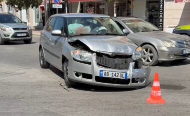 Përplasen dy makina në Fier, lëndohet një fëmijë, sherr mes shoferëve
