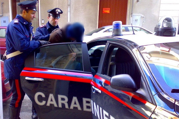 Mbante të mbyllur në shtëpi ish-gruan dhe dy fëmijët, arrestohet 53-vjeçari shqiptar në Itali