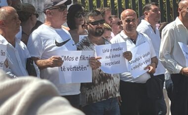 Gazetarë, punonjës të medias dhe qytetarë protestë para News24: Liria e medias nuk negociohet