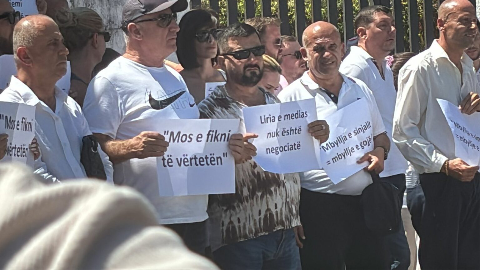 Gazetarë, punonjës të medias dhe qytetarë protestë para News24: Liria e medias nuk negociohet