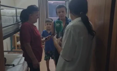 Evakuimi i banorëve nga fshatrat e Gramshit pasi flakët dolën nga kontrolli, 32 familje akomodohen në konviktin e qytetit