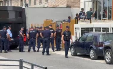 Megaoperacioni në Elbasan/ Nën masa të rrepta sigurie, mbërrijnë në gjykatë 30 të arrestuarit