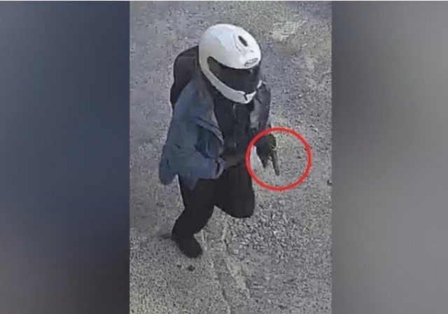 Momenti kur Ragip Gila largohet me armë në dorë, pasi vrau dy persona dhe plagosi dy të tjerë në Shkodër