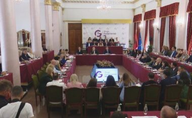 “Ka fat ky korçari”/ Rama batuta me Peleshin e Llajën në mbledhjen e grupit, këshilla edhe për të rinjt e PS-së