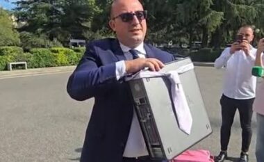 Saimir Korreshi “vesh” kompjuterin me kollare: Kam sjellë burrin e Diellës, kemi ardhur të kërkojmë dorën e ministres (VIDEO)