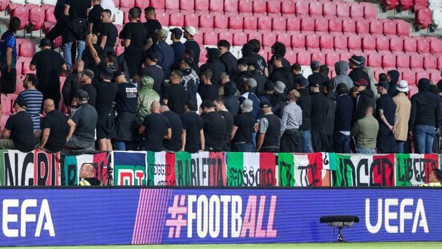 Protestë në tribunat e ndeshjes Izrael-Itali, tifozët italianë vërshëllejnë himnin izraelit dhe i kthejnë shpinën fushës