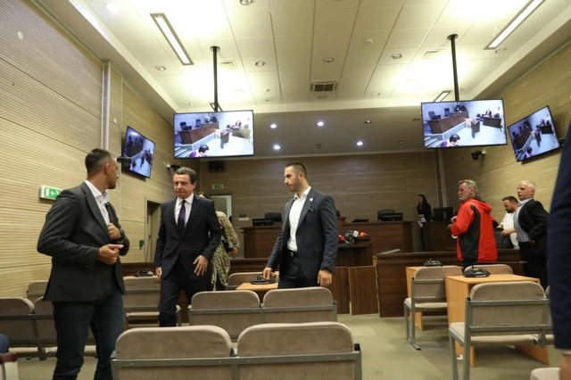Kërcënuan në rrjetet sociale kryeministrin e Kosovës, dalin para gjykatës dy të akuzuarit