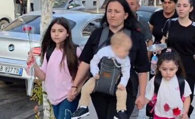 Prekëse/ Babai humbi jetën në aksident, 2 vajzat e Kreshnik Tomanit në Fier shkojnë në ditën e parë të shkollës të shoqëruara nga nëna
