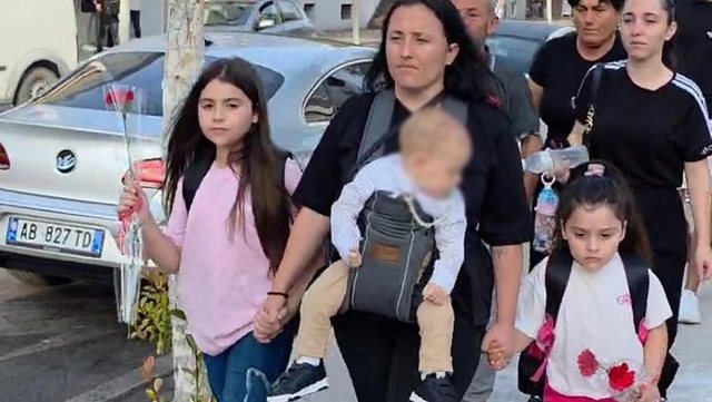 Prekëse/ Babai humbi jetën në aksident, 2 vajzat e Kreshnik Tomanit në Fier shkojnë në ditën e parë të shkollës të shoqëruara nga nëna