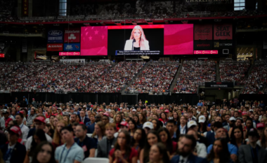 Gruaja e Charlie Kirk ngre në këmbë stadiumin në Arizona: E fal autorin që q*lloi mbi bashkëshortin tim