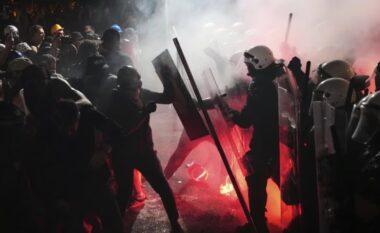 Kërkojnë zgjedhje të parakohshme, Policia shpërdan me dhunë protestuesit në Novi Sad