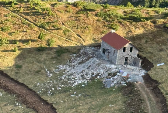Ndërtoi pa leje në zonë të mbrojtur/ Arrestohet një ish-polic, në hetim dhe një efektiv tjetër (EMRAT)