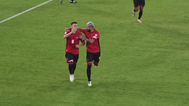VIDEO/ Asllani shënon në 11 metërsh, kuqezinjtë kalojnë në avantazh