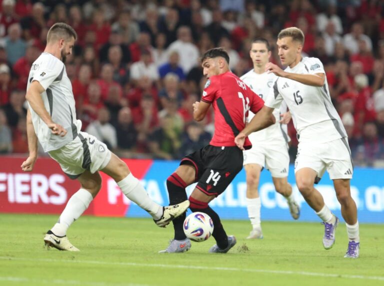 Mbyllet pjesa e parë në “Air Albania”/ Shqipëria ‘mban’ rezultatin 1-0 ndaj Letonisë