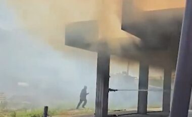 Përfshihet nga flakët kati i parë i një ndërtese në Durrës, shkrumbohen 3 makina