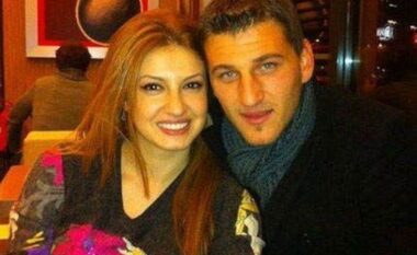 Vdekja e ish-gruas së Alban Hoxhës pas lindjes së djalit, nëna e të ndjerës shpërthen në lot në gjykatë