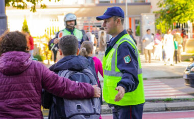 Viti i ri shkollor/ Policia bën planin e sigurisë, kontroll nxënësve te dera, mbyllen lokalet pranë shkollave