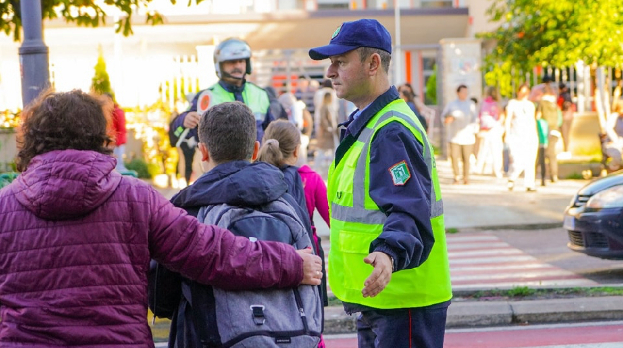 Viti i ri shkollor/ Policia bën planin e sigurisë, kontroll nxënësve te dera, mbyllen lokalet pranë shkollave