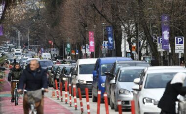 Dasmorët penguan qarkullimin në Unazën e Madhe, procedohen penalisht dy persona – një tjetër shpallet në kërkim! Policia njofton se do sekuestrojë automjetet me qira