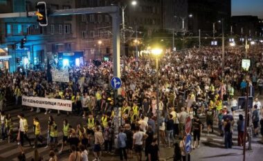 “ZIEN” BEOGRADI/ Dhjetëra mijëra njerëz vijojnë protestat kundër qeverisë së Vuçiç, kërkojnë zgjedhje të parakohshme
